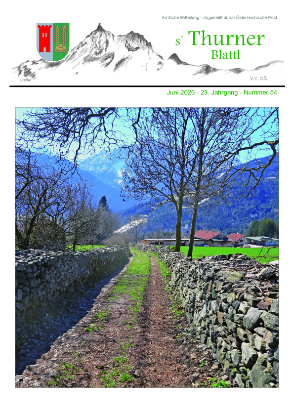 Weg an einer Steinmauer in den Wiesen von Thurn