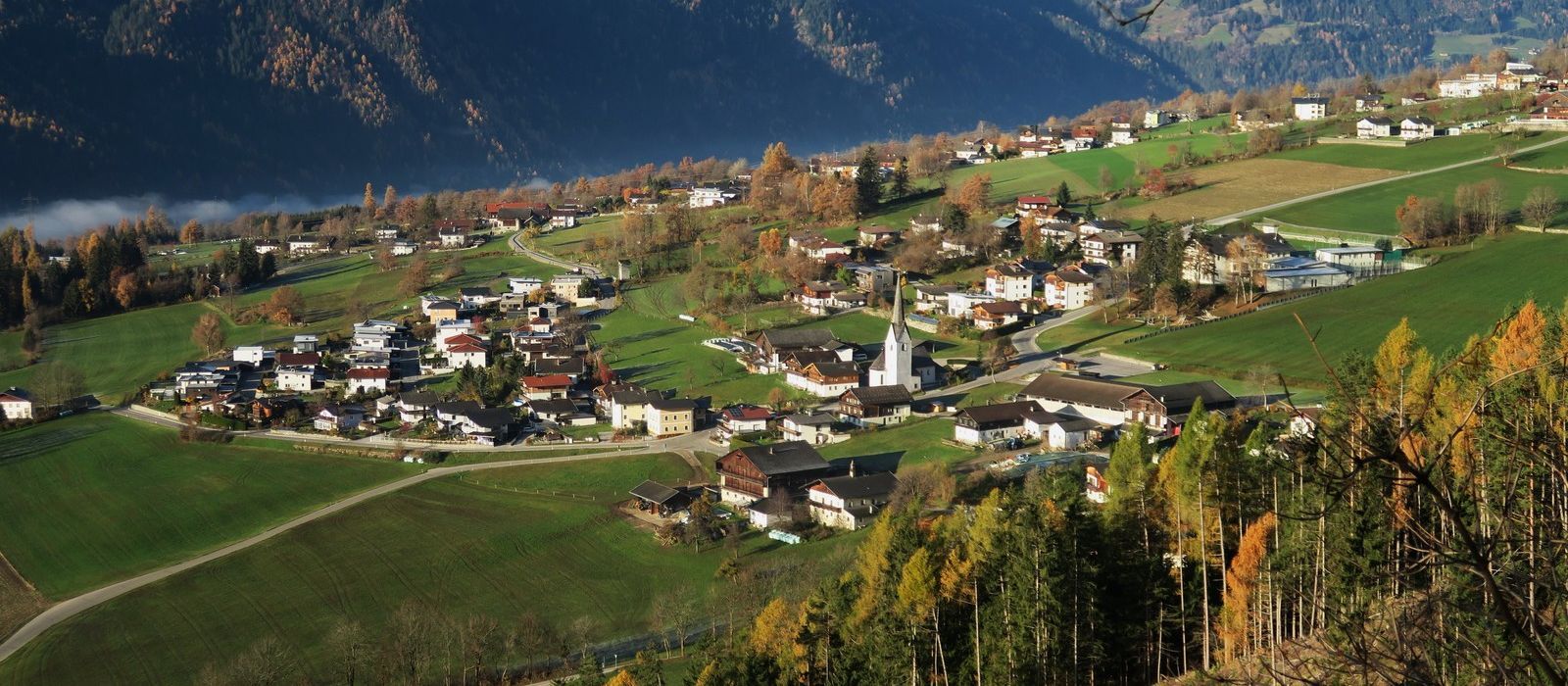 Luftansicht der Gemeinde Thurn im Spätsommer