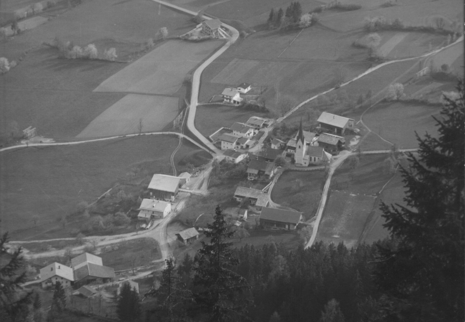 Blick von oben auf das Ortszentrum in den 1960er-Jahren