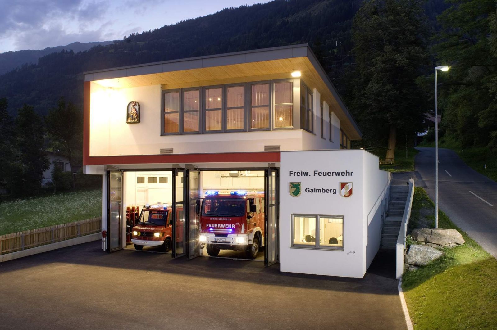 Feuerwehrhaus in Gaimberg mit 2 Fahrzeugen in der Garage