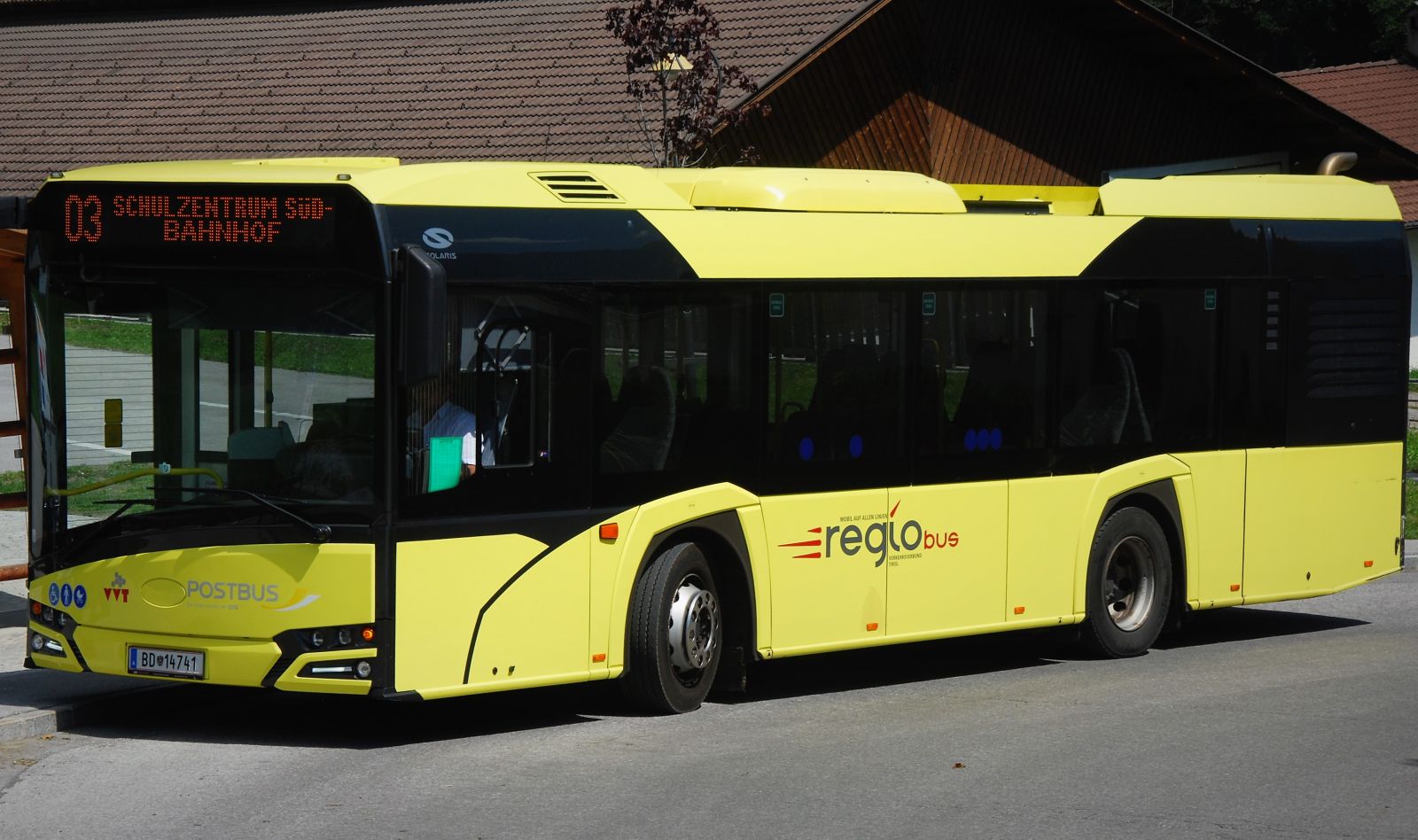 Bus hält bei Bushaltestelle in Thurn-Kirche