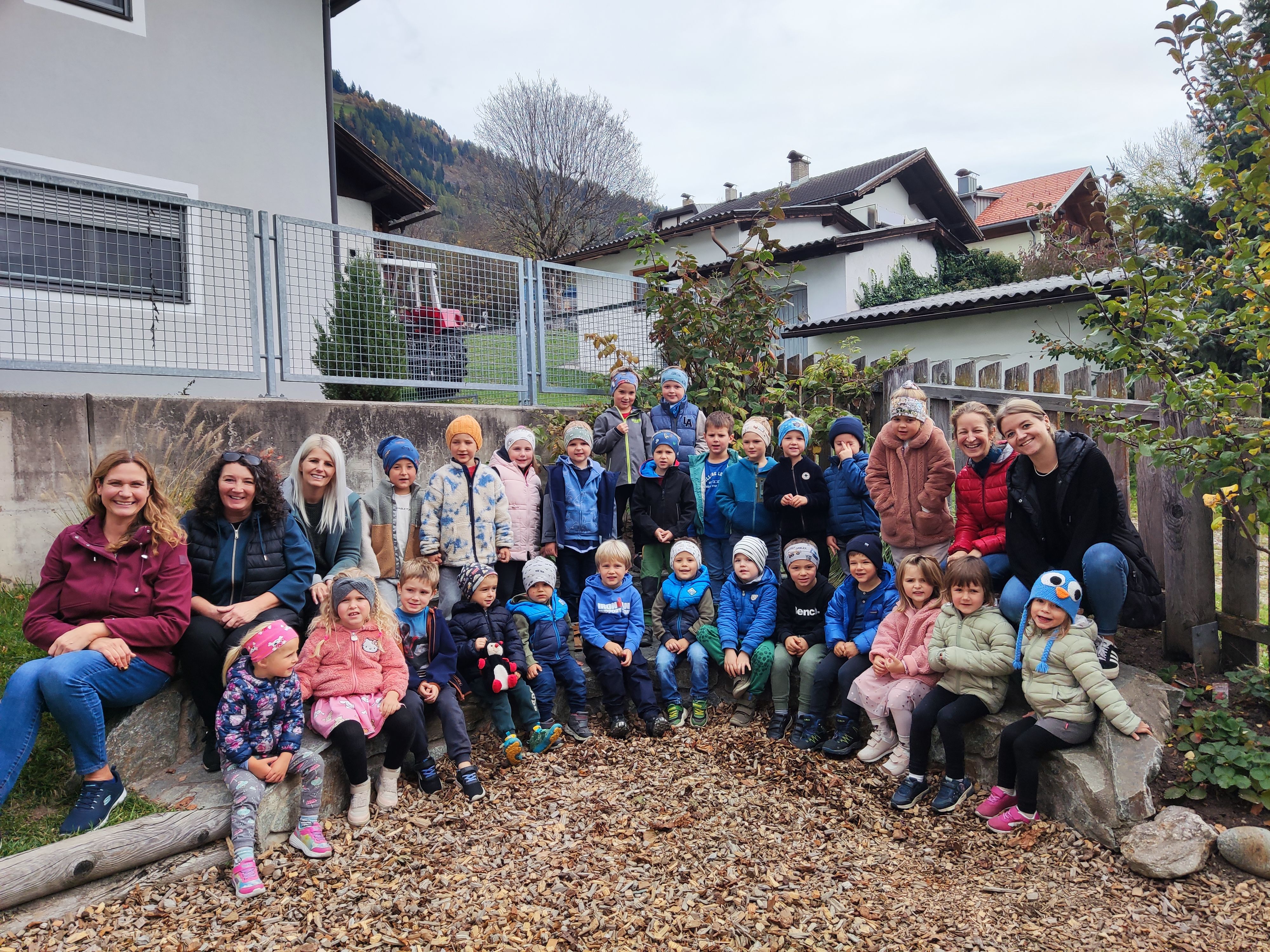 Kindergartenkinder mit den 5 Betreuerinnen am Spielplatz beim Kindergarten Gaimberg