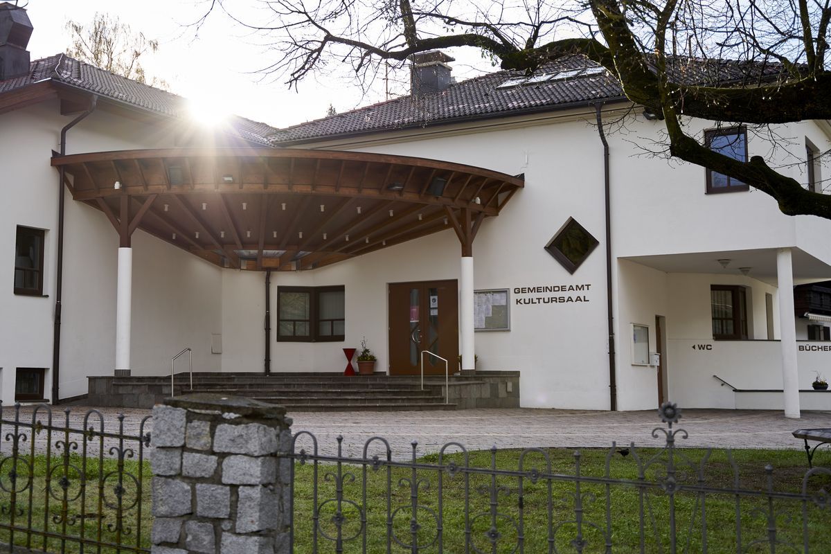 Blick auf das Gemeindezentrum in Oberlienz