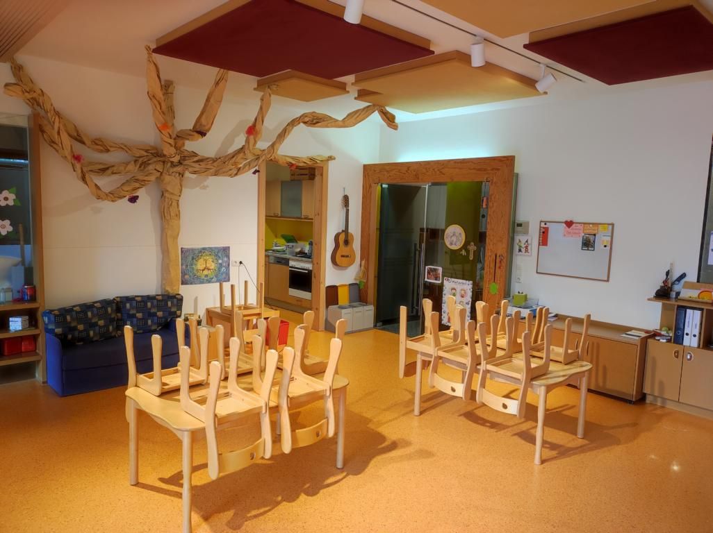 Kindergartenraum im Kindergarten Gaimberg mit Tischen und Stühlen und diverser Dekoration