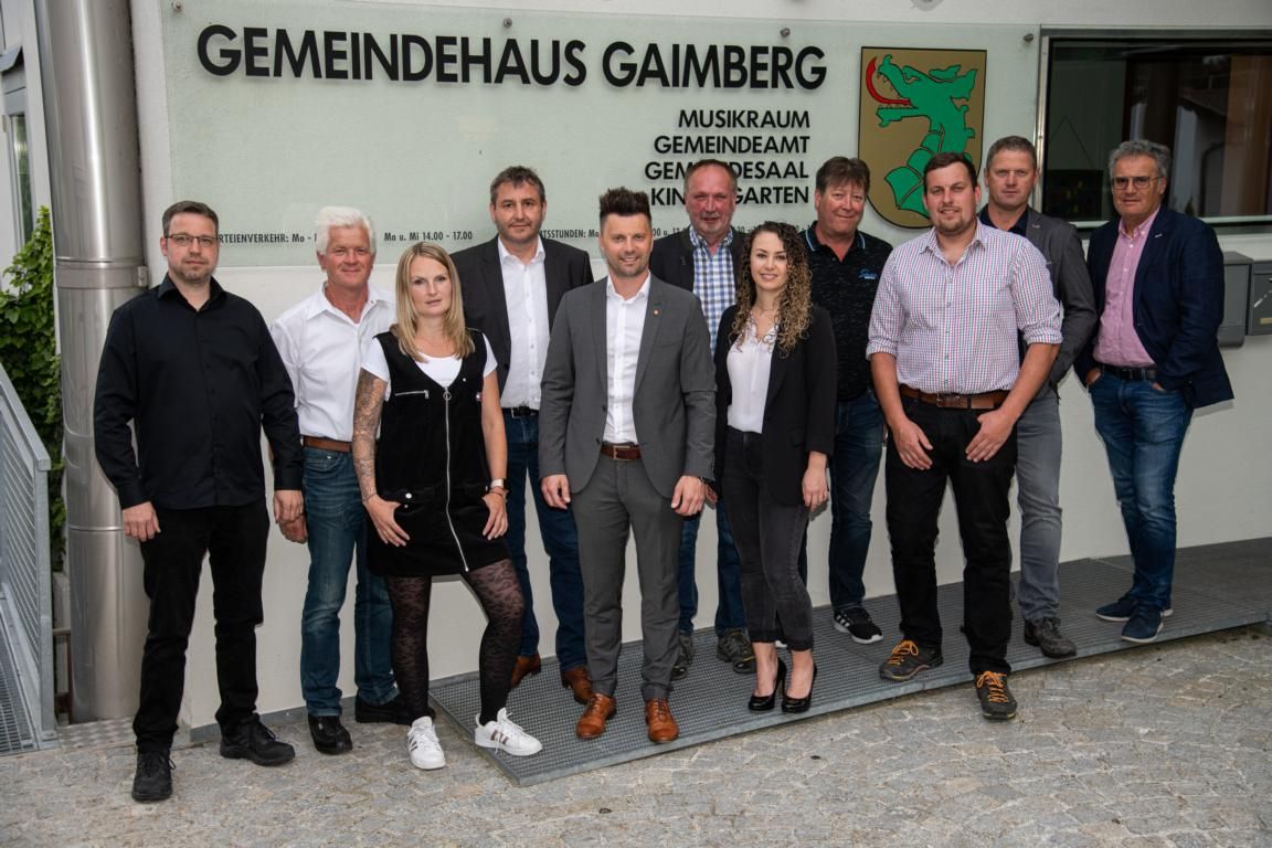 9 Männer und 2 Frauen vom Gemeinderat Gaimberg stehen vor dem Gemeindehaus