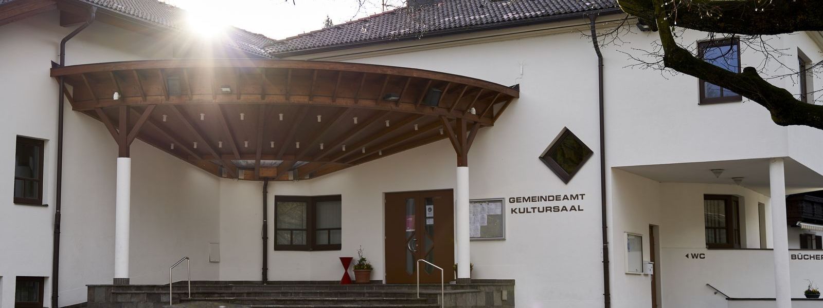 Eingang des Gemeindeamtes von Oberlienz. Weißes Gebäude