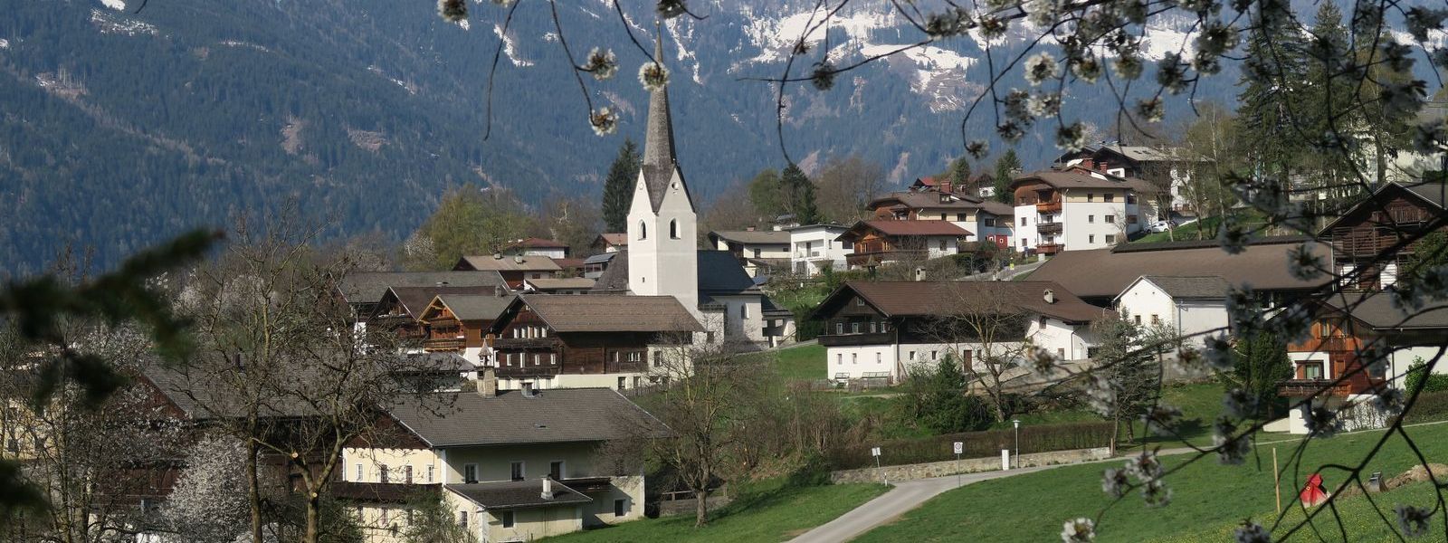 Ansicht der Gemeinde Thurn im Frühjahr mit der Kirche im Zentrum des Bildes