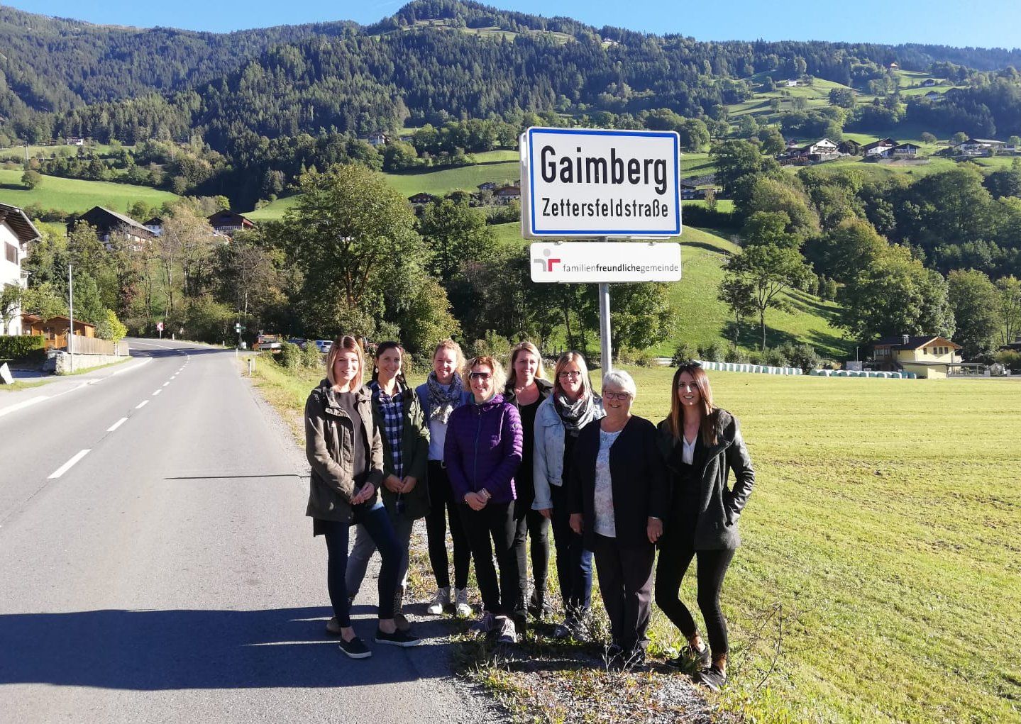 7 Frauen vom Projektteam familienfreundliche Gemeinde stehen vor dem Ortsschild der Gemeinde Gaimberg