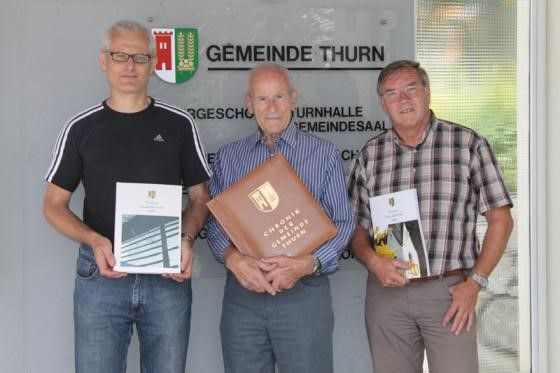 Die 3 Chronisten der Gemeinde Thurn stehen nebeneinander