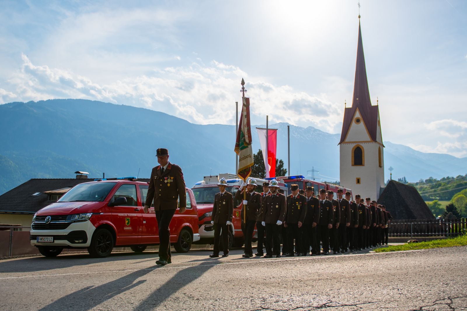 Aufmarsch der Freiwilligen Feuerwehr Gaimberg zur Florianimesse 2025; im Hintergrund die Feuerwehrfahrzeuge sowie die Pfarrkirche Grafendorf