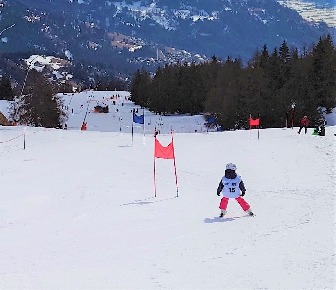 Kind fährt ein Skirennen