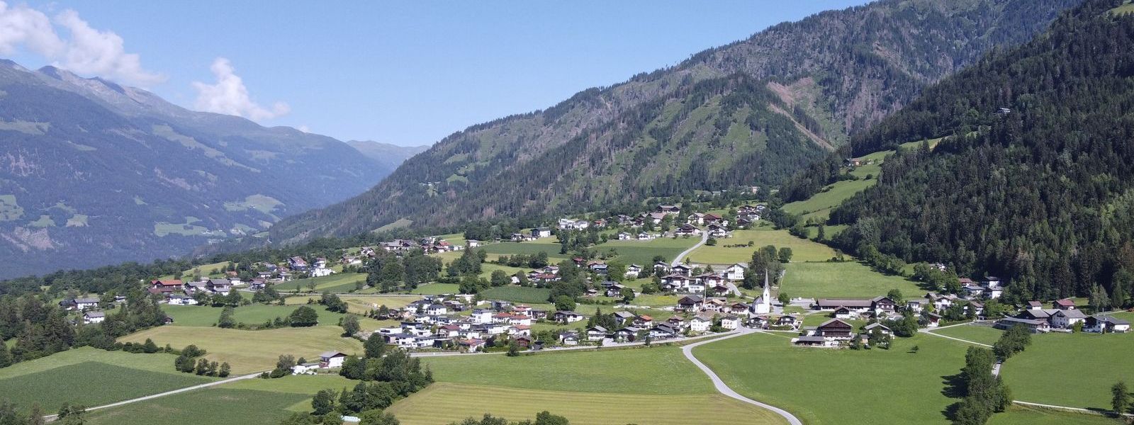 Luftansicht der Gemeinde Thurn im Sommer