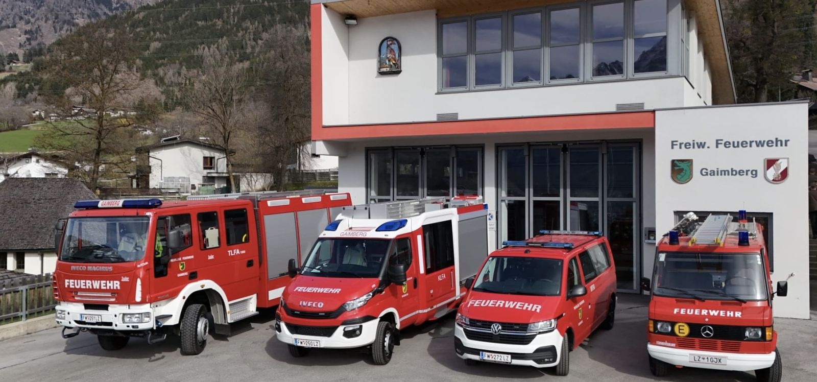 Feuerwehrhaus in Gaimberg mit 4 Fahrzeugen vor der Garage