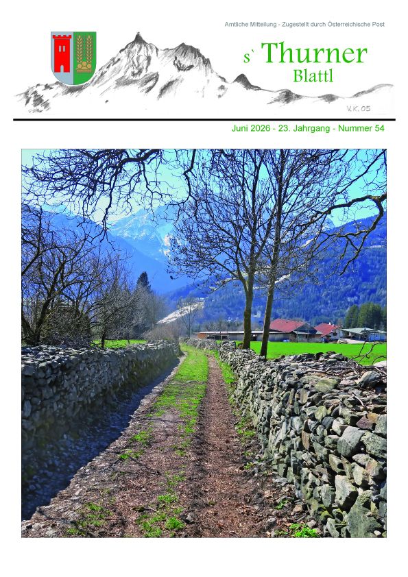 Weg an einer Steinmauer in den Wiesen von Thurn