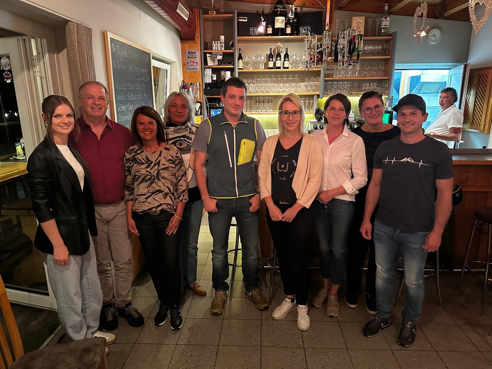 9 Personen des Vorstand 2024 stehen in einem Raum beisammen