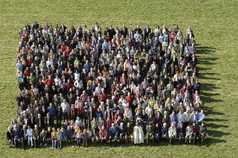 Eine große Anzahl von Menschen quadratisch aufgestellt von der Luft aus fotografiert